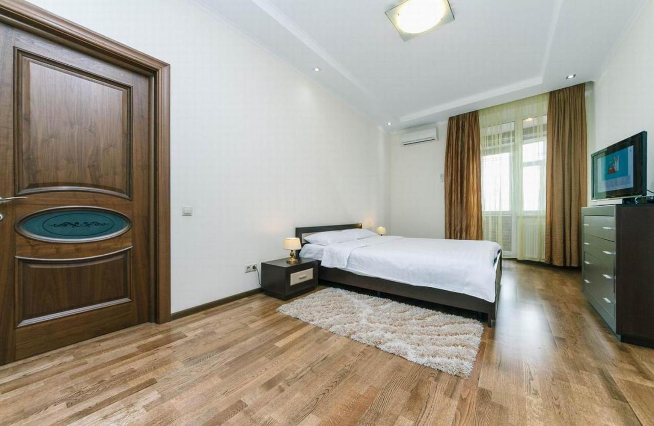 Vip In A New Building Near Lesi Ukrainki 7A Apartman Kijev Kültér fotó