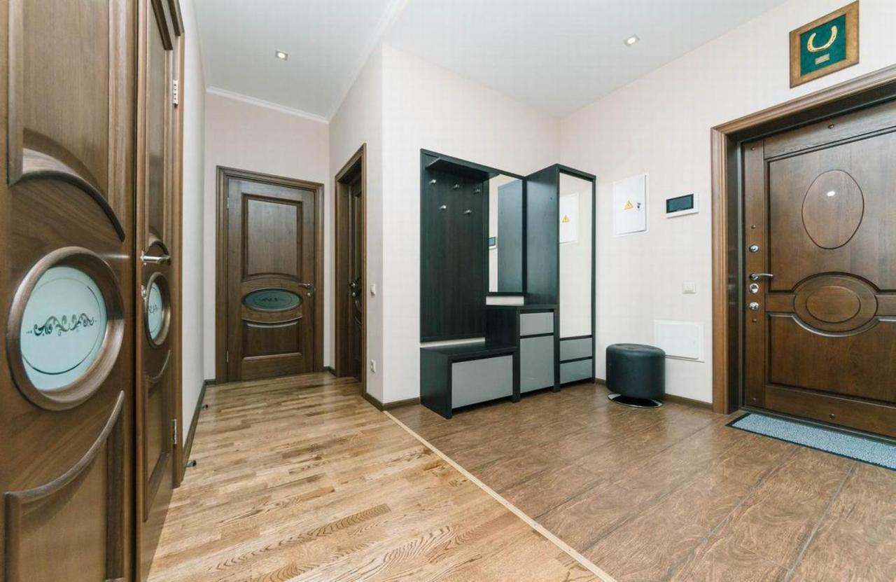 Vip In A New Building Near Lesi Ukrainki 7A Apartman Kijev Kültér fotó