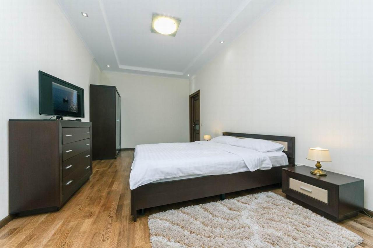 Vip In A New Building Near Lesi Ukrainki 7A Apartman Kijev Kültér fotó