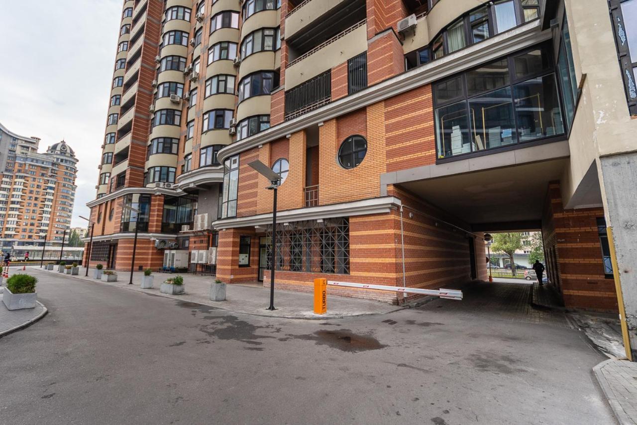 Vip In A New Building Near Lesi Ukrainki 7A Apartman Kijev Kültér fotó