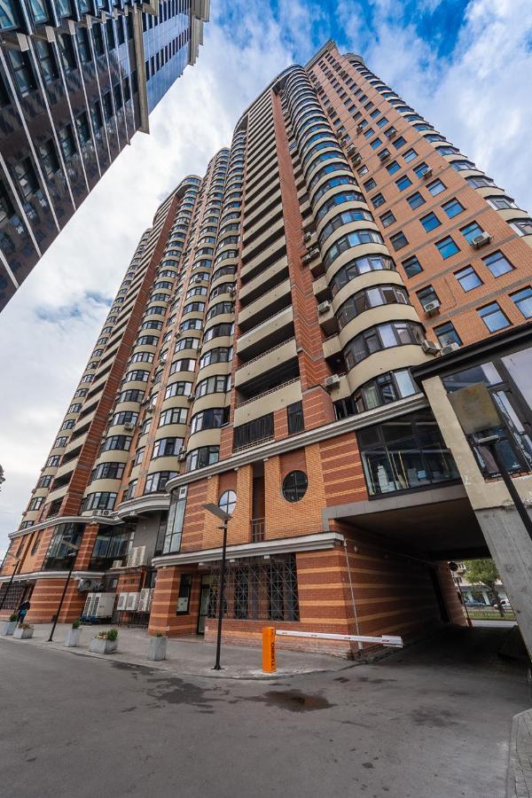 Vip In A New Building Near Lesi Ukrainki 7A Apartman Kijev Kültér fotó